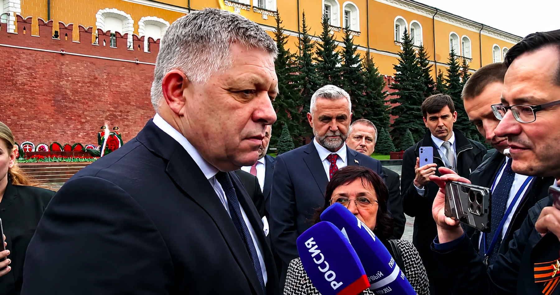 VIDEO: Robert Fico položil v Moskve kvety k hrobu neznámeho vojaka. Premiér sa následne rozprával s ruskými novinármi o aktuálnej geopolitickej situácii. Vyslovil sa za priateľské vzťahy s Ruskom a označil sa za „čiernu ovcu“ EÚ, pretože odmieta „jediný povinný názor“