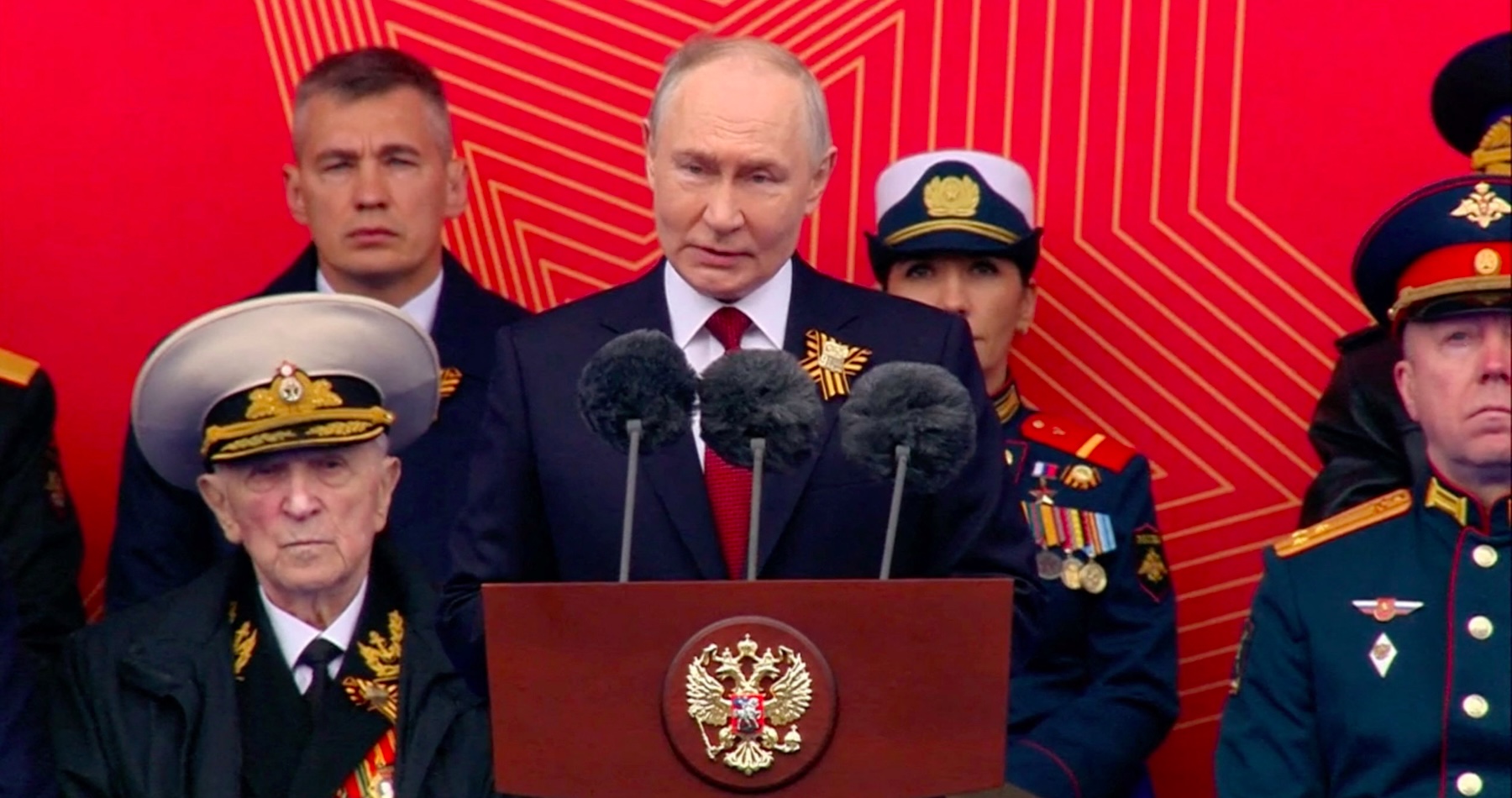 VIDEO: Rusko si vojenskou prehliadkou na Červenom námestí pripomenulo 81. výročie víťazstva nad nacistickým Nemeckom. Vladimir Putin v prejave vyhlásil, že ruskí vojaci na Ukrajine bojujú proti „agresívnej sile“ podporovanej NATO, a dodal, že takzvaná špeciálna vojenská operácia je pokračovaním ruského boja proti nacizmu