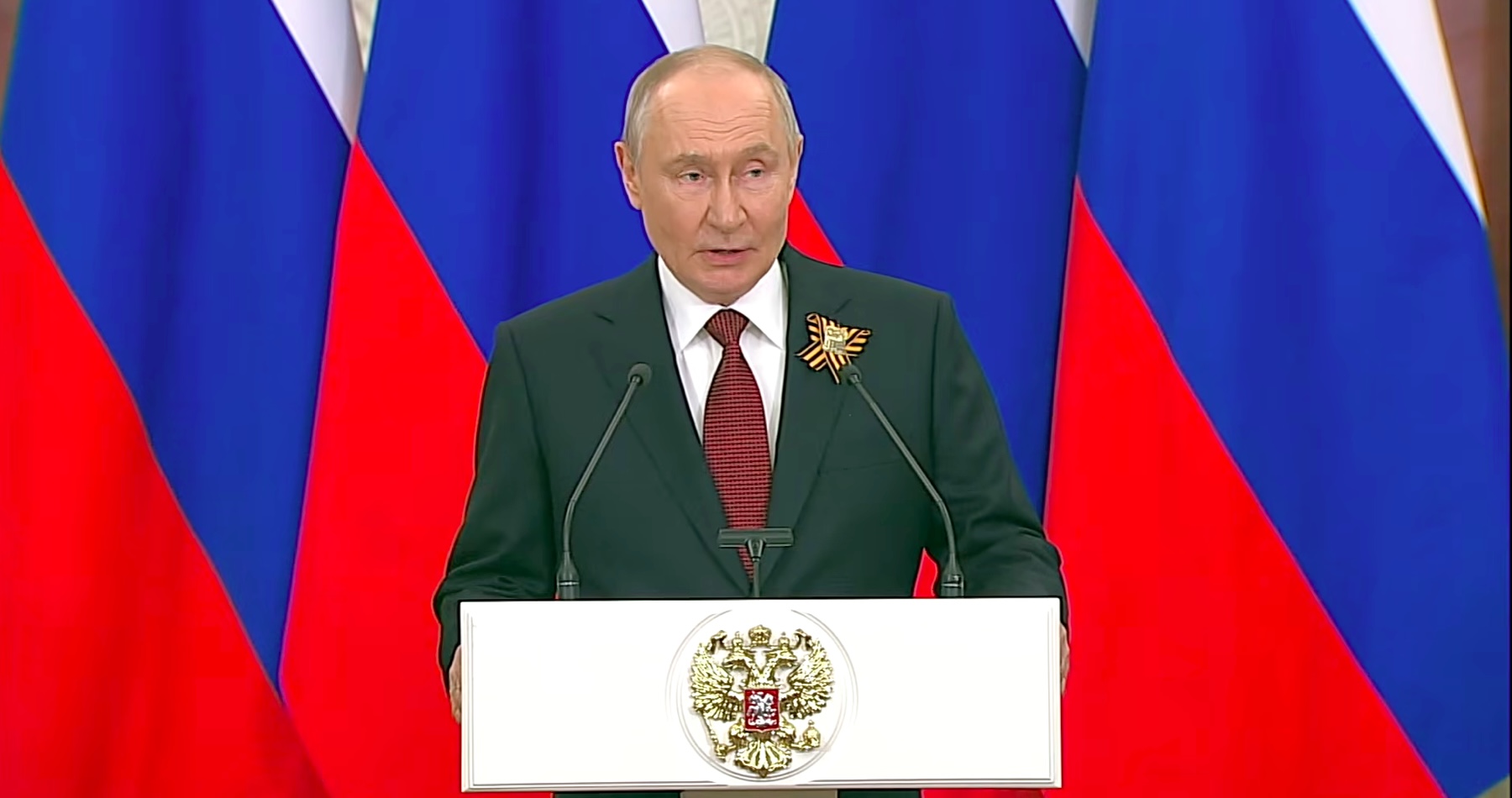 VIDEO: Vladimír Putin navrhol za sprostredkovateľa rokovaní s Európou o ukončení vojny nemeckého exkancelára Gerharda Schrödera. Odkazy Volodymyra Zelenského, ktoré šéfovi Kremľa tlmočil slovenský premiér Robert Fico, označil za zastarané. Na vyjadrenie ruského prezidenta už reagovala aj nemecká vláda