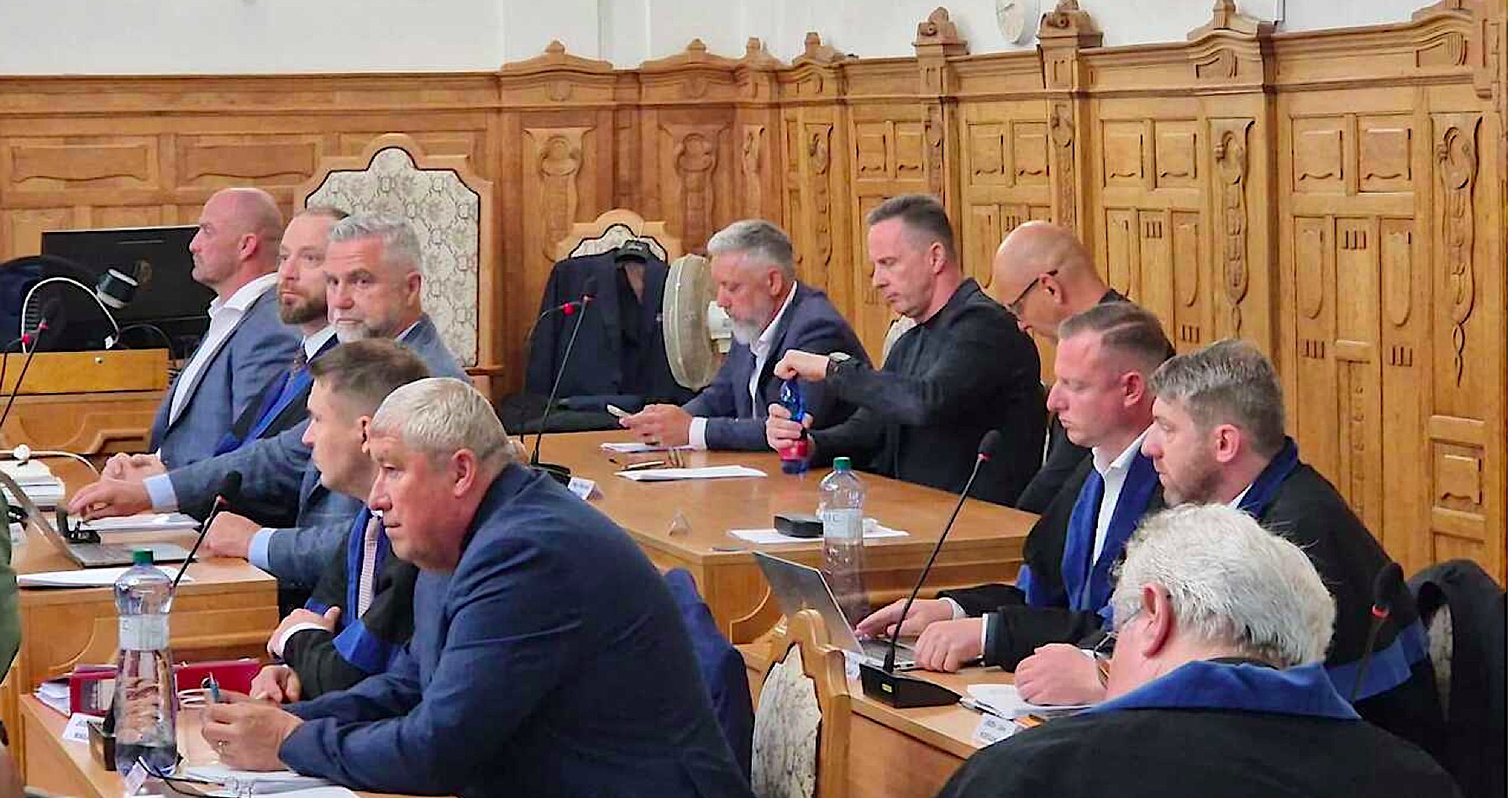 VIDEO: V ostro sledovanej a spolitizovanej trestnej kauze Očistec predstúpilo pred súd všetkých desať obžalovaných. Medzi nimi sú aj nitriansky podnikateľ Norbert Bödör, súčasný podpredseda Národnej rady SR Tibor Gašpar, bývalý špeciálny prokurátor Dušan Kováčik či exprezident Finančnej správy František Imrecze