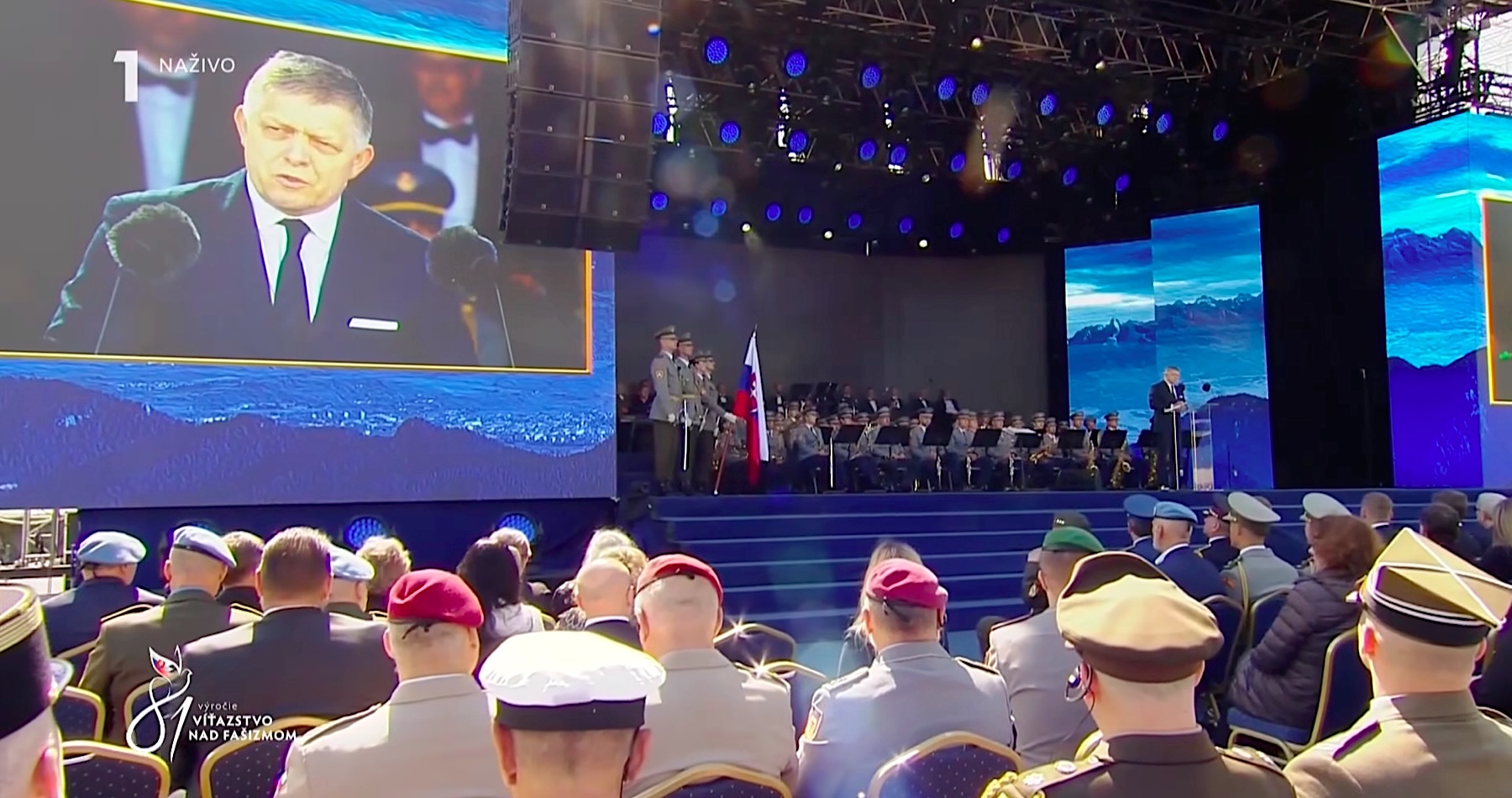 VIDEO: „Svet je rozvrátený, medzinárodné právo sa neuplatňuje, EÚ je slabá, OSN bezvýznamná a NATO sa nám pred očami rozpadáva,“ vyhlásil premiér Robert Fico vo svojom prejave pri príležitosti osláv 81. výročia ukončenia druhej svetovej vojny, v ktorom zdôraznil, že sloboda a mier prišli na Slovensko z Východu