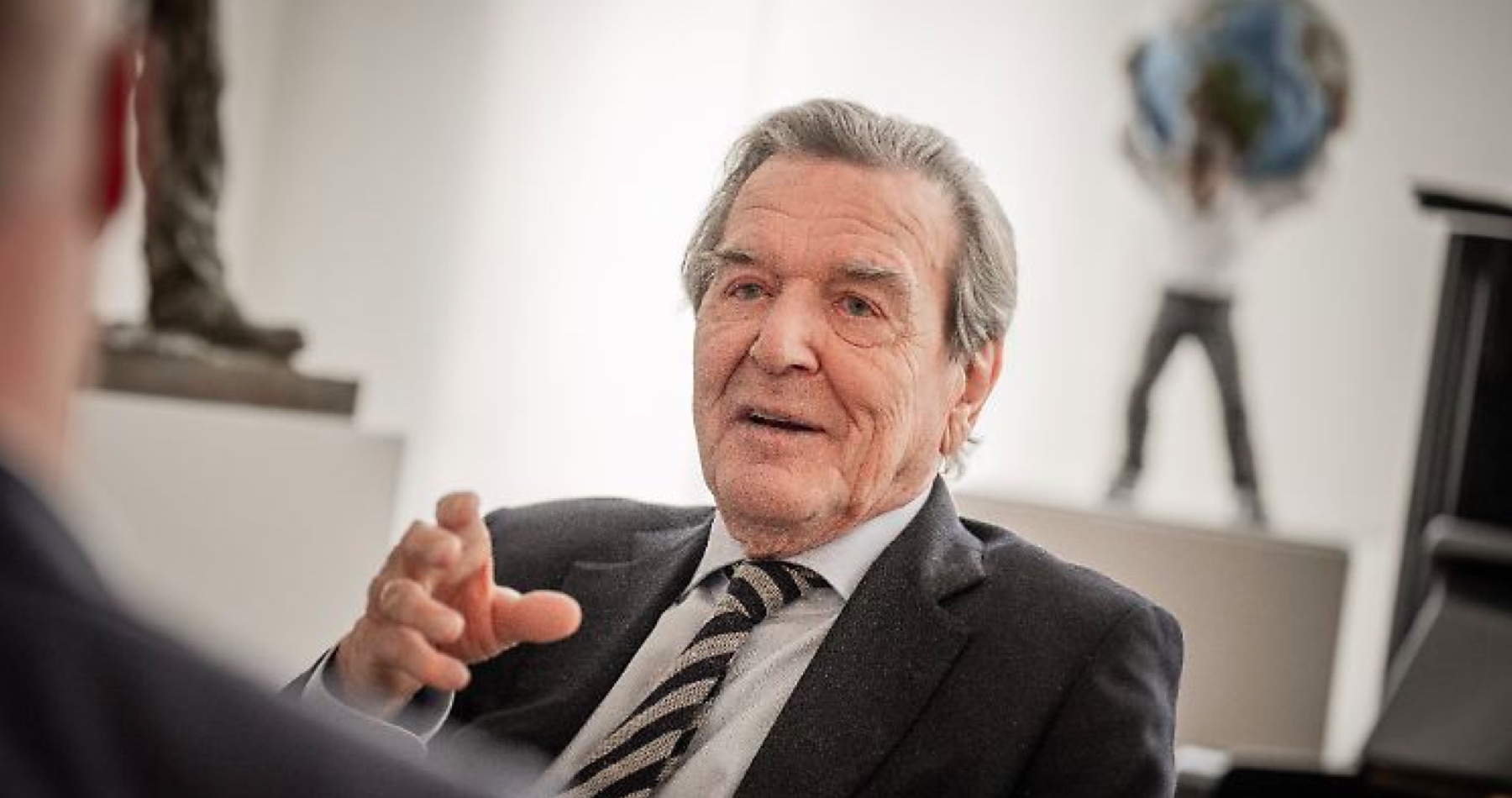 EÚ zahadzuje ďalšiu možnosť, ako rýchlejšie ukončiť vojenský konflikt na Ukrajine. Mnohí jej predstavitelia odmietajú návrh ruského prezidenta Vladimira Putina, aby sa v rámci mierových rokovaní stal európskym vyjednávačom bývalý nemecký kancelár Gerhard Schröder