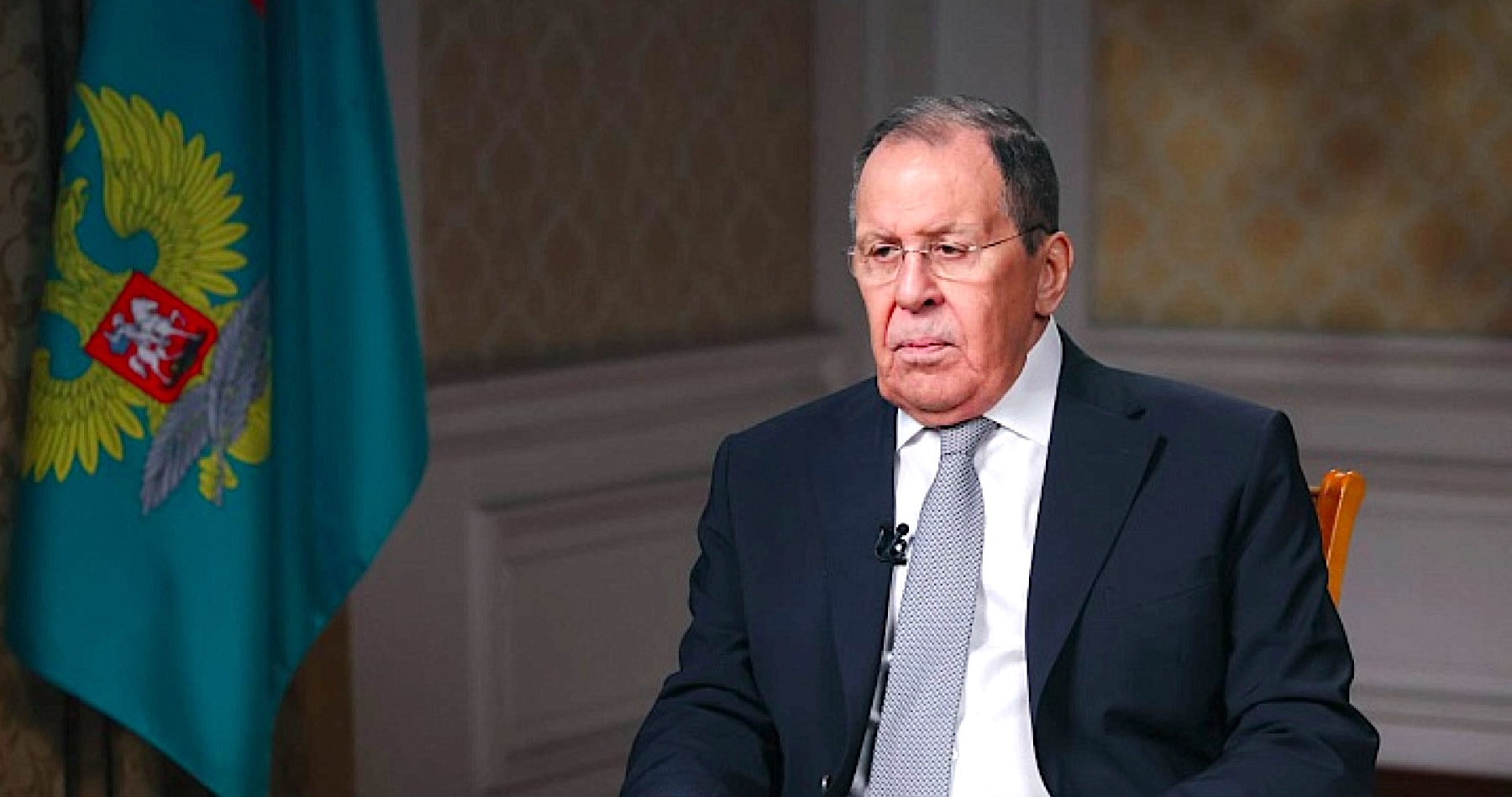 VIDEO: „Západ na čele s USA zničil jeden z princípov globalizácie,“ vyhlásil Sergej Lavrov, keď komentoval situáciu v Iráne a blokádu Hormuzského prielivu. Hlavným faktorom v tejto záležitosti bol podľa neho tlak USA na ovládnutie čo najväčšieho počtu zdrojov a prepravných trás. Ruský minister zahraničných vecí dodal, že Spojené štáty plánujú obnoviť fungovanie plynovodu Nord Stream. Plány by spočiatku zahŕňali jeho kúpu od európskych vlastníkov za „babku“, čo by Američanom následne umožnilo diktovať si vlastné ceny plynu