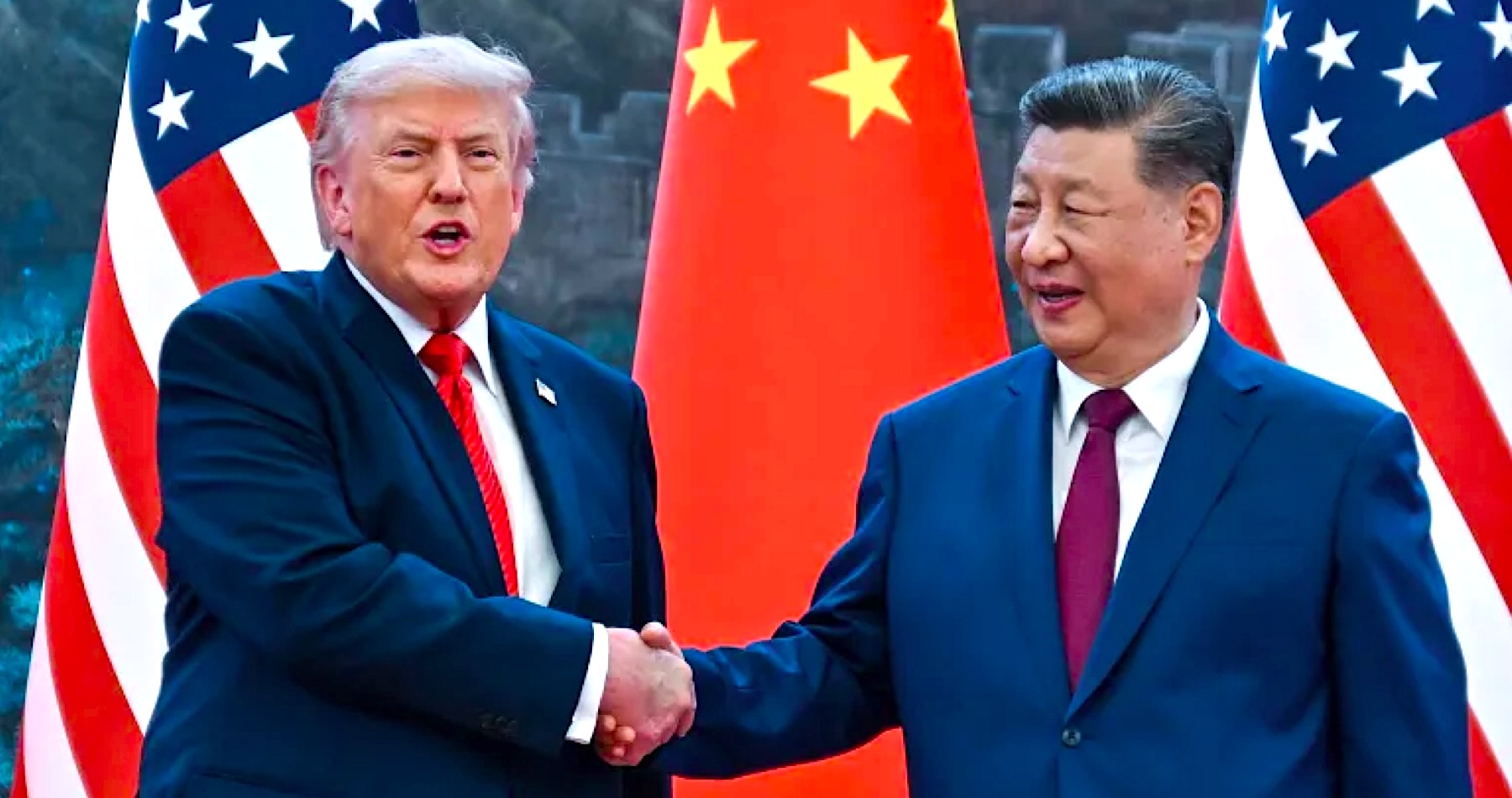 VIDEO: Donald Trump rokoval v Pekingu so Si Ťin-pchingom. Čínsky prezident americkému lídrovi povedal, že „svet momentálne prechádza zrýchlenou transformáciou, aká tu nebola celé storočie“. Dodal, že planéta sa ocitla na novej križovatke, a šéfa Bieleho domu dôrazne varoval pred určitými krokmi