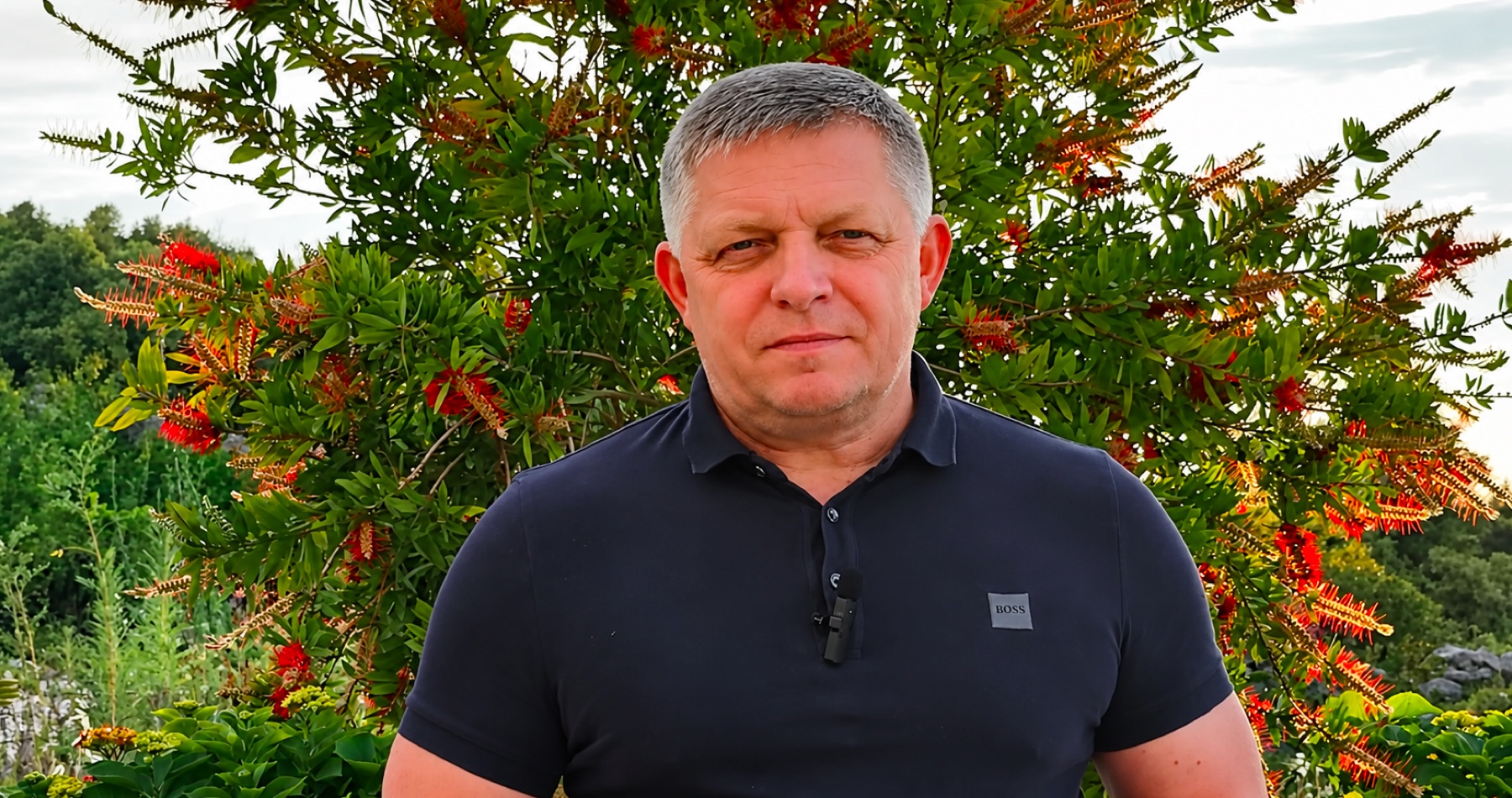 VIDEO: Robert Fico po stretnutí s Andrejom Dankom a Tomášom Tarabom zvoláva stretnutie troch najvyšších ústavných činiteľov na Úrad vlády. Premiér vo svojom videu hovoril aj o nepripravenosti Ukrajiny na členstvo v EÚ, pokrytectve Európskej únie v súvislosti s mierovými rokovaniami s Ruskom, zvyšovaní životnej úrovne na Slovensku, nízkej nezamestnanosti a klamstvách médií a opozície