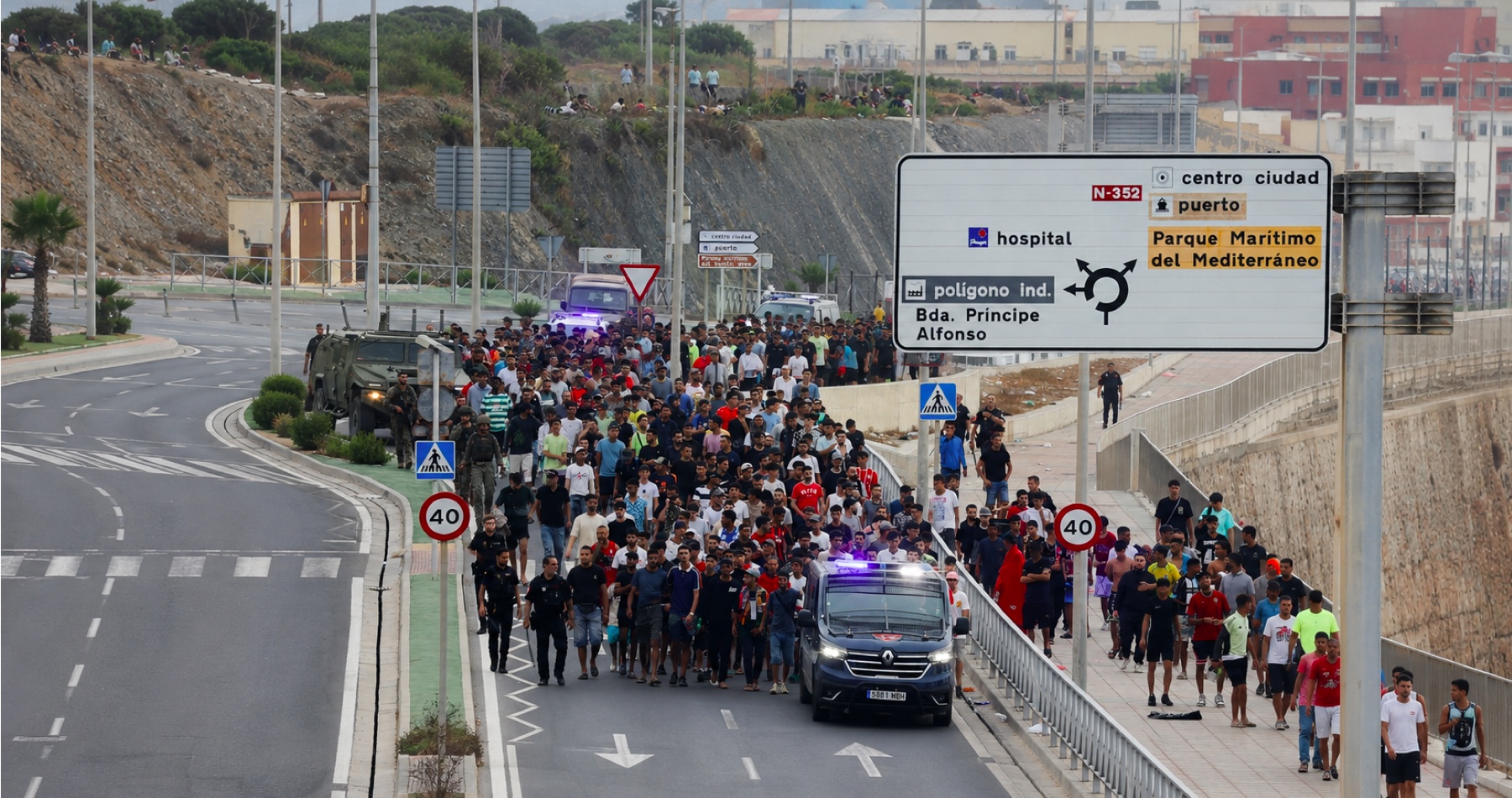 VIDEO: Španielska tajná služba dopredu varovala pred inváziou migrantov a pred ich plánmi na vtrhnutie do španielskej exklávy Ceuta. Zúfalá matka z Ceuty vyhlásila, že nepošle svoje deti do školy, pretože ulica v tomto meste jej už nepripomína Španielsko