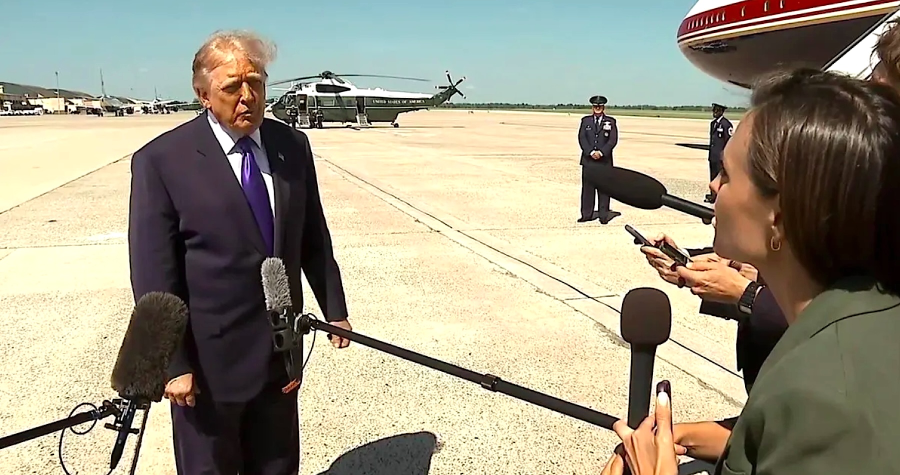 VIDEO: Donald Trump po „úprimnom a konštruktívnom“ telefonáte s ruským prezidentom vyhlásil, že Vladimir Putin chce dosiahnuť dohodu o ukončení vojny na Ukrajine. Miestom trojstranných rokovaní medzi Ruskom, Ukrajinou a USA by opäť mohlo byť hlavné mesto Spojených arabských emirátov