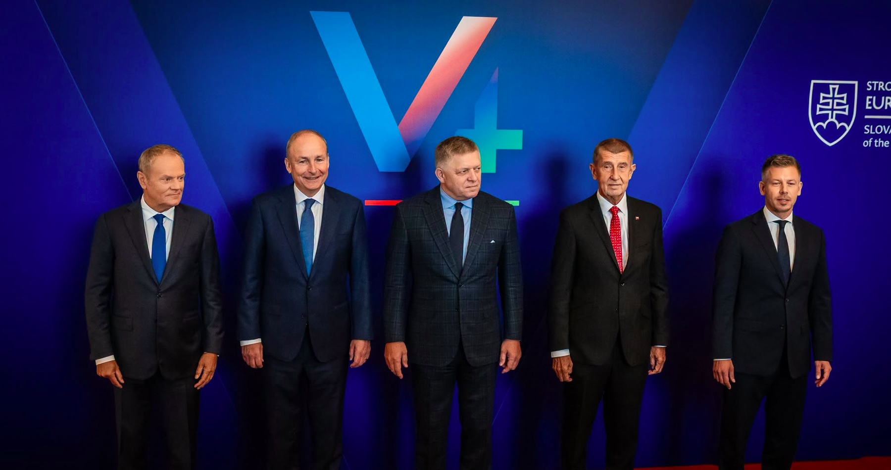 VIDEO: Vysoké ceny elektriny dusia konkurencieschopnosť. Premiéri krajín V4 varujú pred dopadmi drahých energií. Podľa českého premiéra Andreja Babiša emisné povolenky likvidujú európsky priemysel aj životnú úroveň občanov. Robert Fico po summite V4 a Írska na Bratislavskom hrade avizoval konkrétne opatrenia na znižovanie cien elektriny